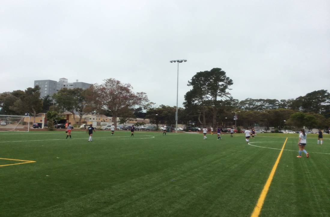 观摩旧金山大学女足训练