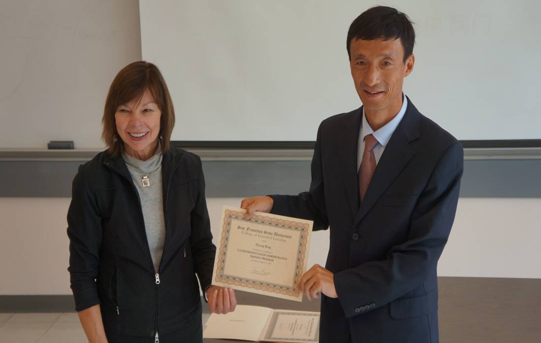 旧金山大学培训中心主任颁发结业证书